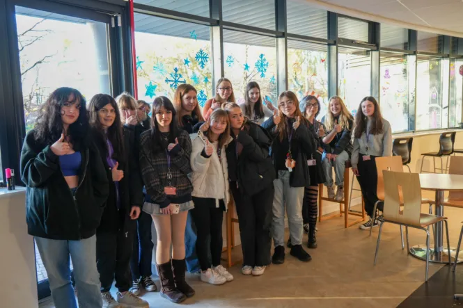 FESTIVE WINDOW PAINTING 15