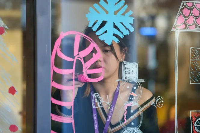 FESTIVE WINDOW PAINTING 5