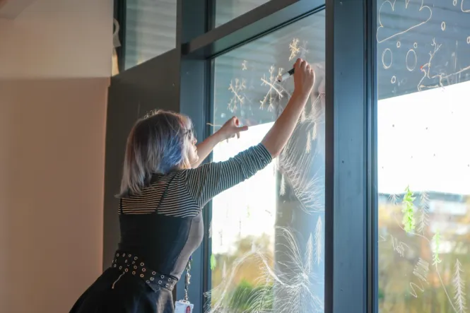 FESTIVE WINDOW PAINTING 10