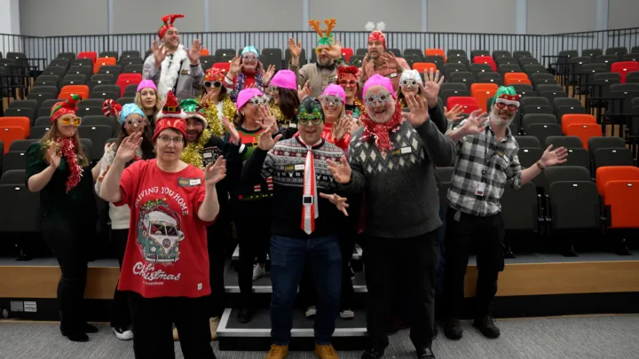 STEP IN TO CHRISTMAS MUSIC 00 08 11 06 Still010