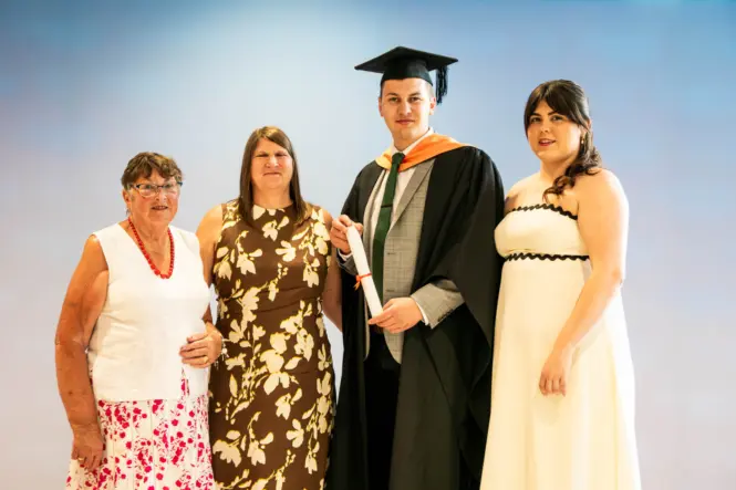 HE GRAD25 PORTRAIT WEB 9