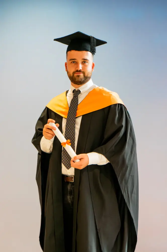 HE GRAD25 PORTRAIT WEB 11