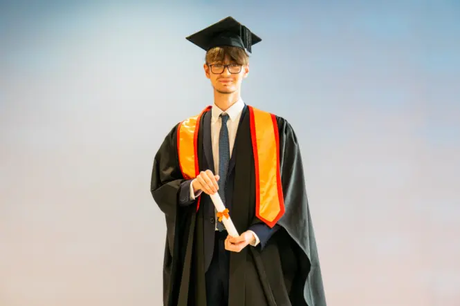 HE GRAD25 PORTRAIT WEB 14