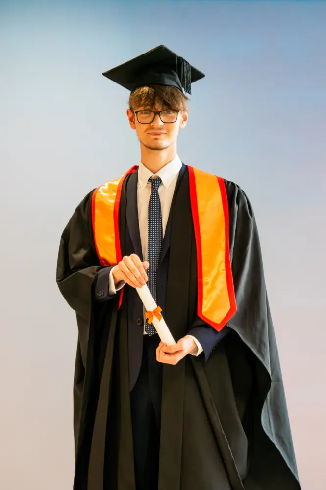 HE GRAD25 PORTRAIT WEB 15