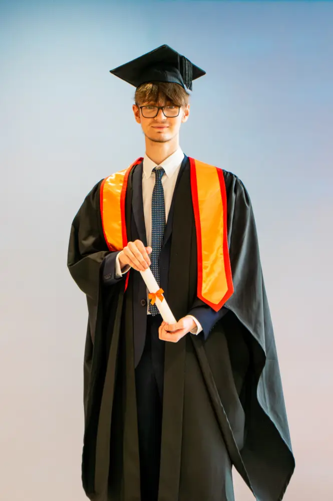 HE GRAD25 PORTRAIT WEB 16