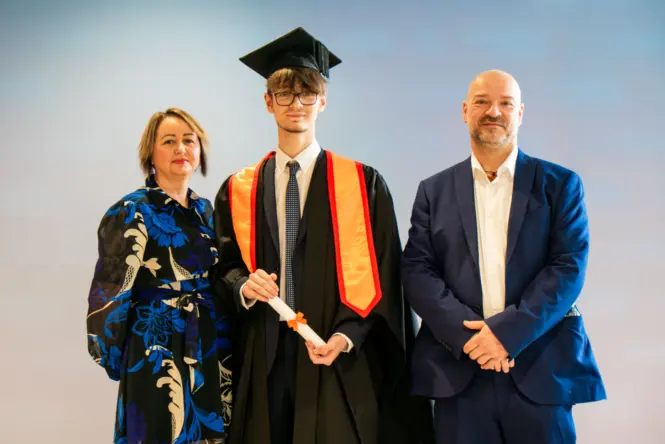 HE GRAD25 PORTRAIT WEB 17