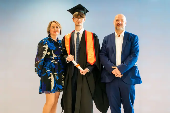 HE GRAD25 PORTRAIT WEB 18