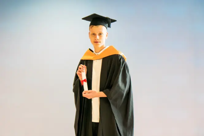 HE GRAD25 PORTRAIT WEB 20