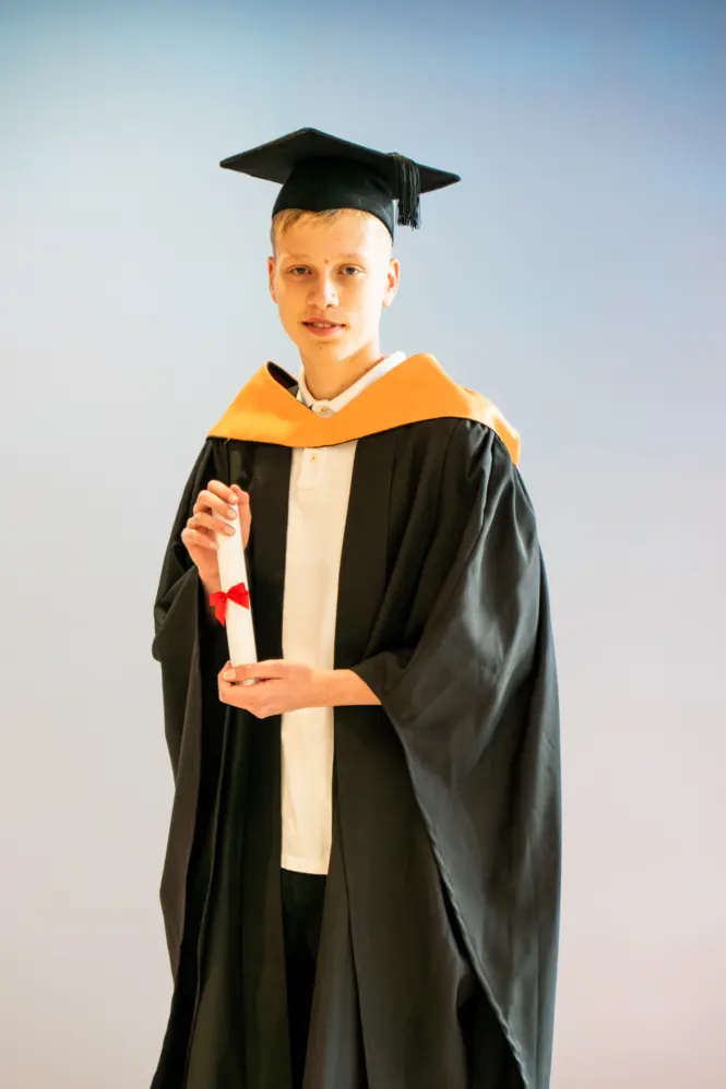 HE GRAD25 PORTRAIT WEB 21