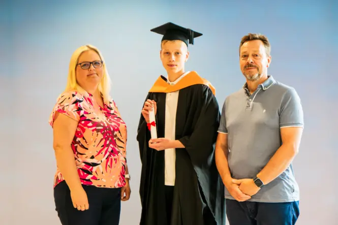 HE GRAD25 PORTRAIT WEB 22