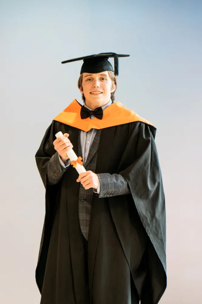 HE GRAD25 PORTRAIT WEB 28