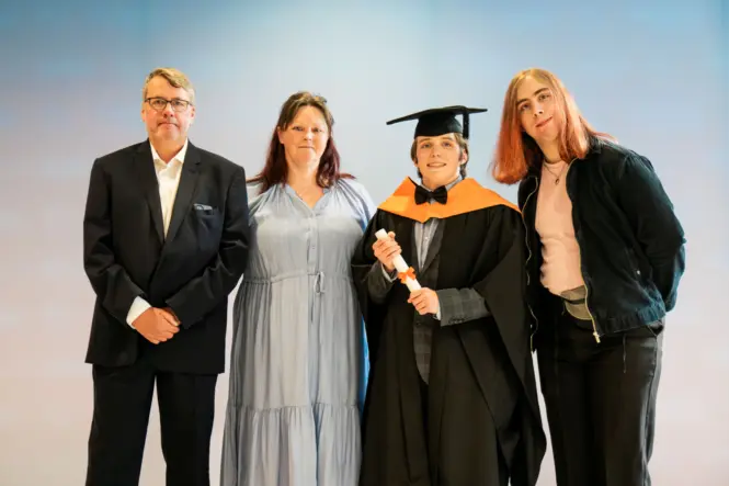 HE GRAD25 PORTRAIT WEB 29