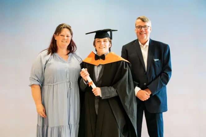 HE GRAD25 PORTRAIT WEB 30