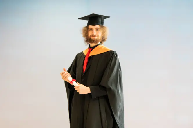 HE GRAD25 PORTRAIT WEB 34