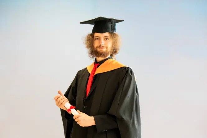 HE GRAD25 PORTRAIT WEB 36