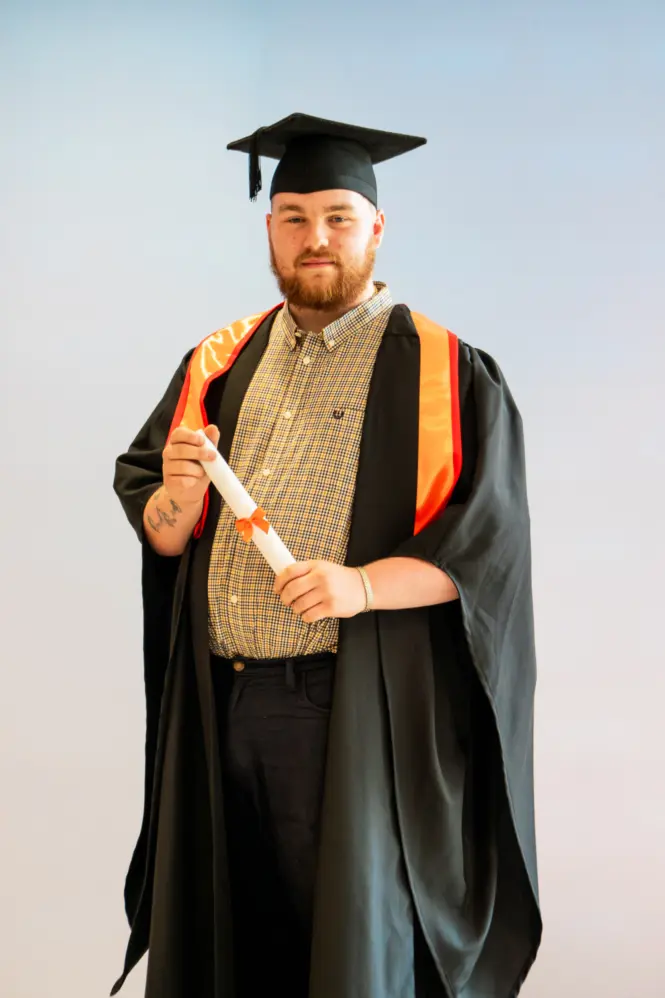 HE GRAD25 PORTRAIT WEB 40