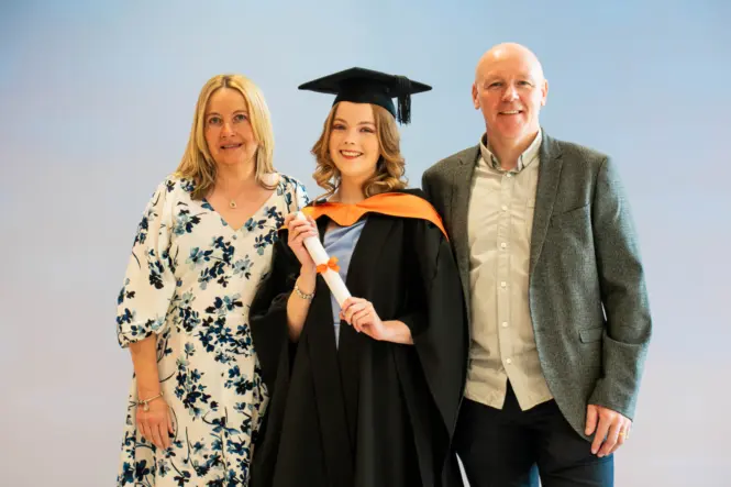 HE GRAD25 PORTRAIT WEB 48