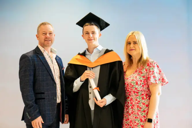 HE GRAD25 PORTRAIT WEB 52