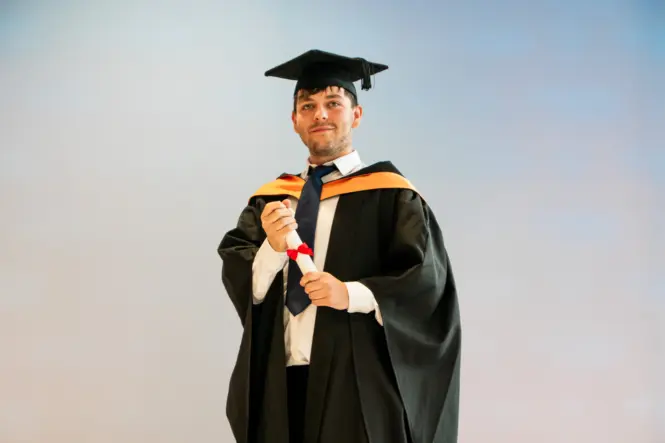 HE GRAD25 PORTRAIT WEB 60