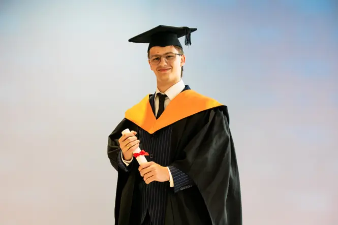 HE GRAD25 PORTRAIT WEB 64