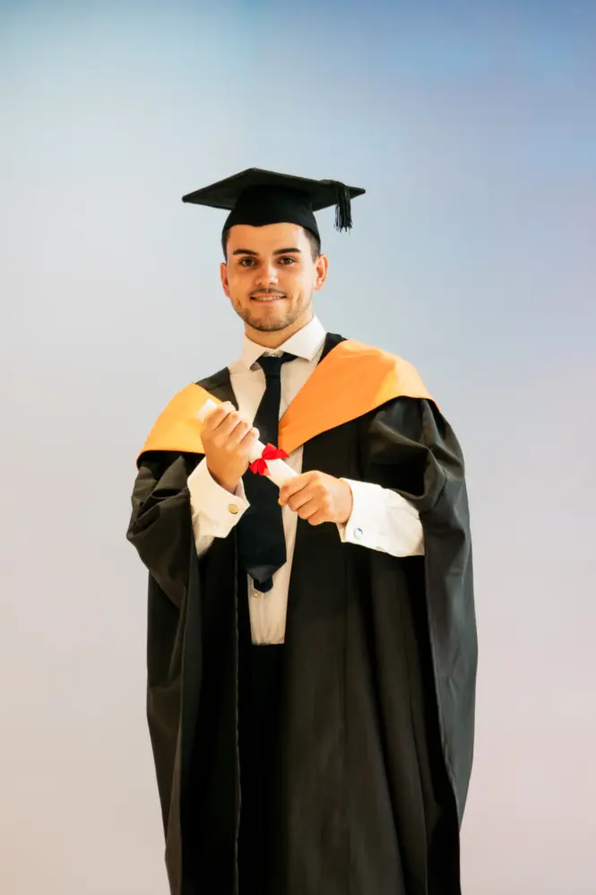 HE GRAD25 PORTRAIT WEB 67