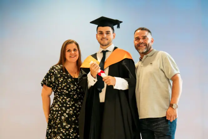 HE GRAD25 PORTRAIT WEB 68