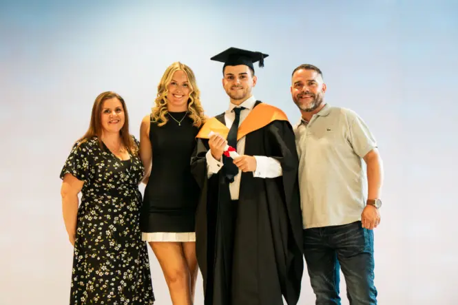 HE GRAD25 PORTRAIT WEB 69