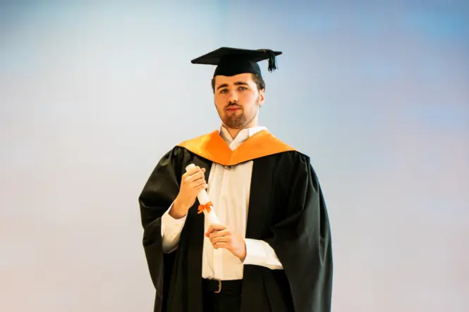 HE GRAD25 PORTRAIT WEB 72