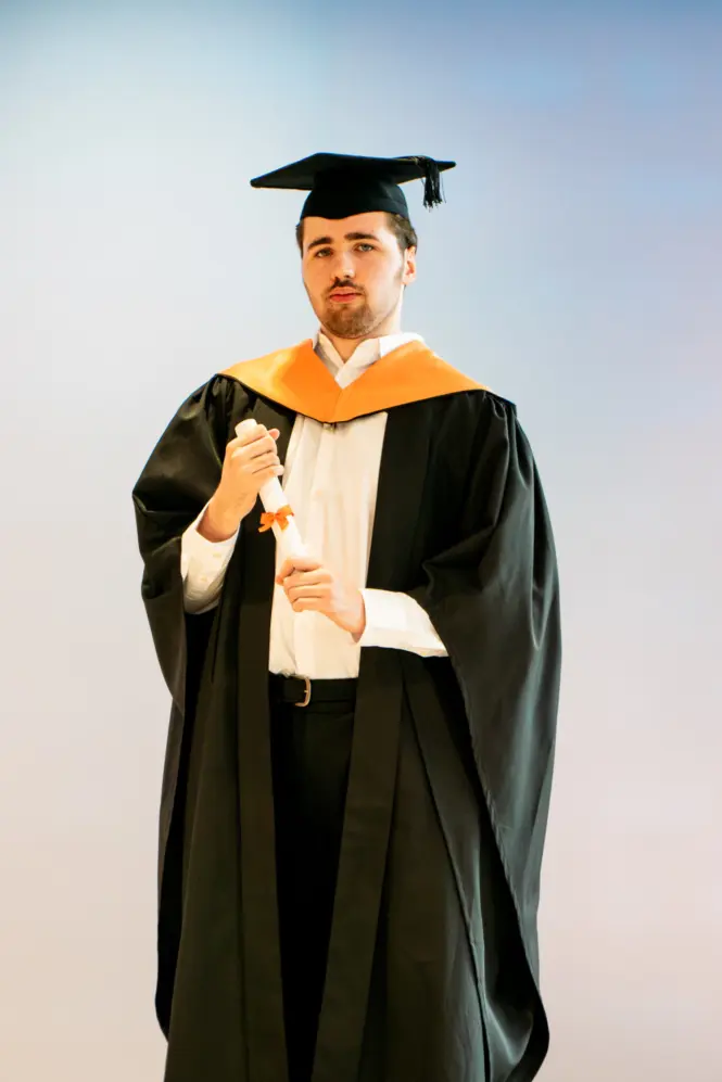 HE GRAD25 PORTRAIT WEB 73