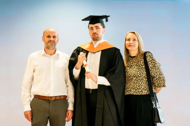 HE GRAD25 PORTRAIT WEB 74