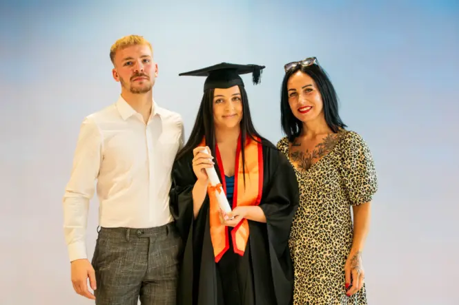 HE GRAD25 PORTRAIT WEB 77