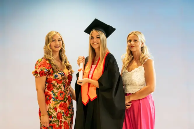 HE GRAD25 PORTRAIT WEB 80