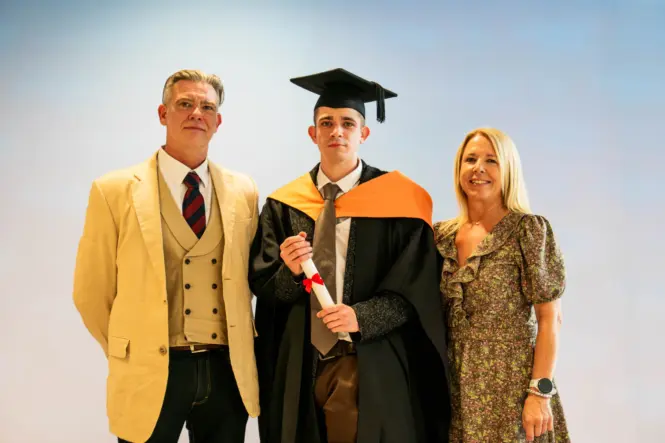 HE GRAD25 PORTRAIT WEB 83