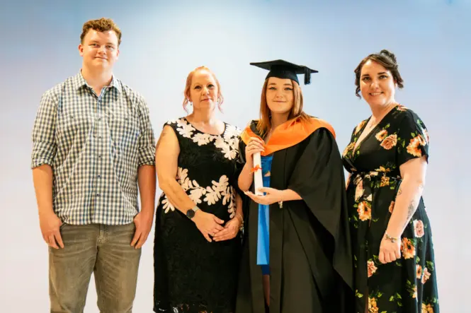 HE GRAD25 PORTRAIT WEB 86