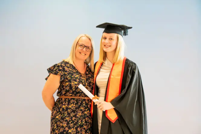 HE GRAD25 PORTRAIT WEB 98