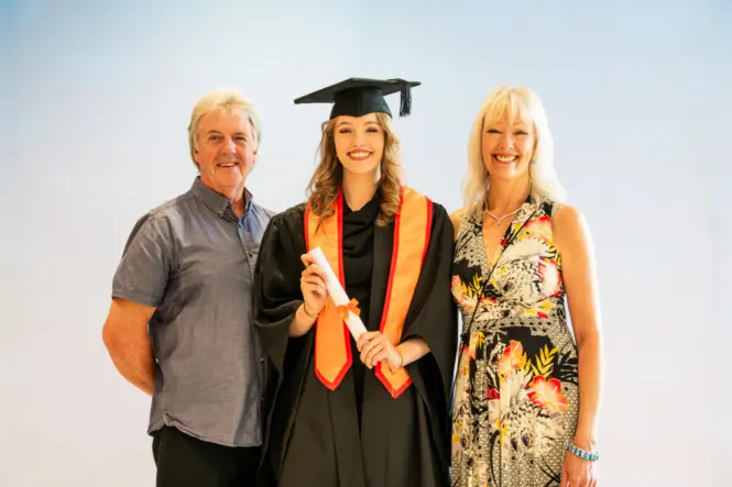 HE GRAD25 PORTRAIT WEB 102