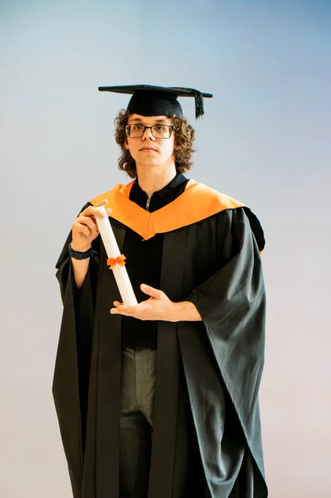 HE GRAD25 PORTRAIT WEB 112