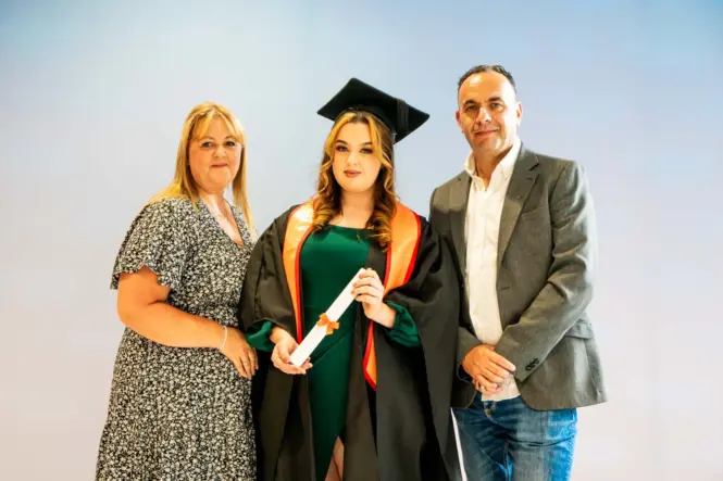 HE GRAD25 PORTRAIT WEB 117