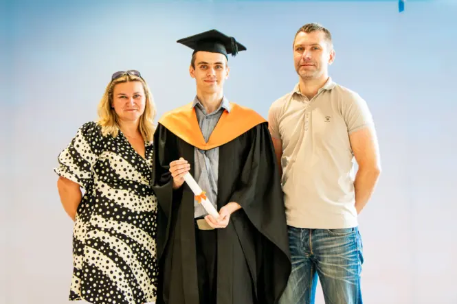 HE GRAD25 PORTRAIT WEB 120