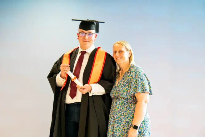 HE GRAD25 PORTRAIT WEB 126