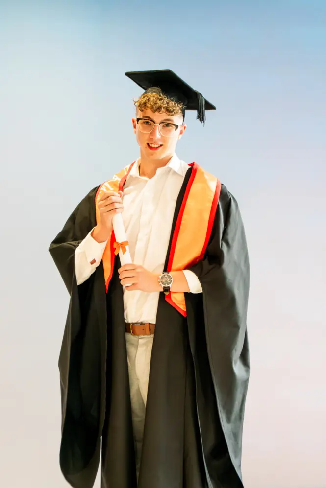 HE GRAD25 PORTRAIT WEB 136