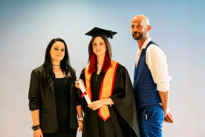 HE GRAD25 PORTRAIT WEB 140