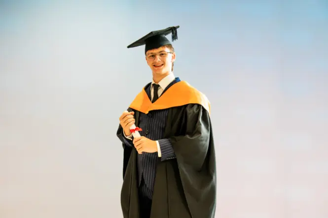 HE GRAD25 PORTRAIT WEB 148