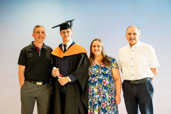 HE GRAD25 PORTRAIT WEB 151