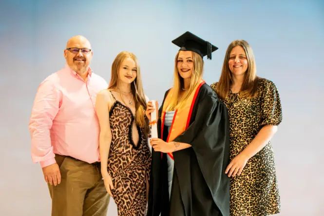 HE GRAD25 PORTRAIT WEB 154