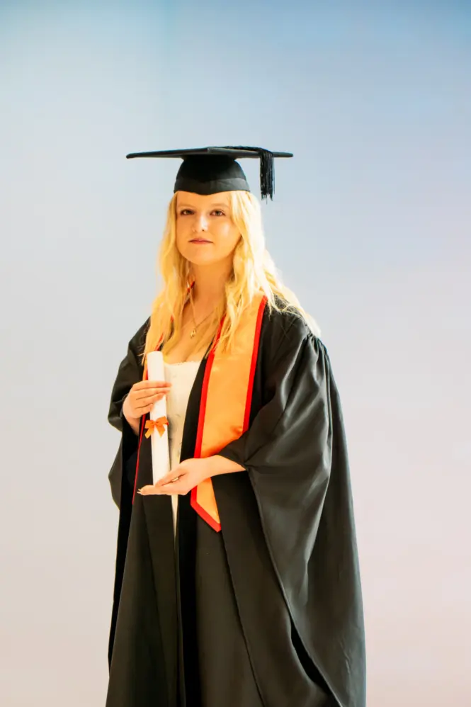 HE GRAD25 PORTRAIT WEB 156