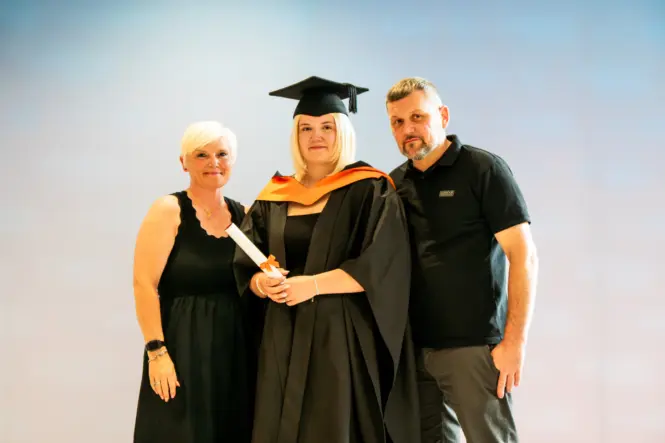 HE GRAD25 PORTRAIT WEB 163