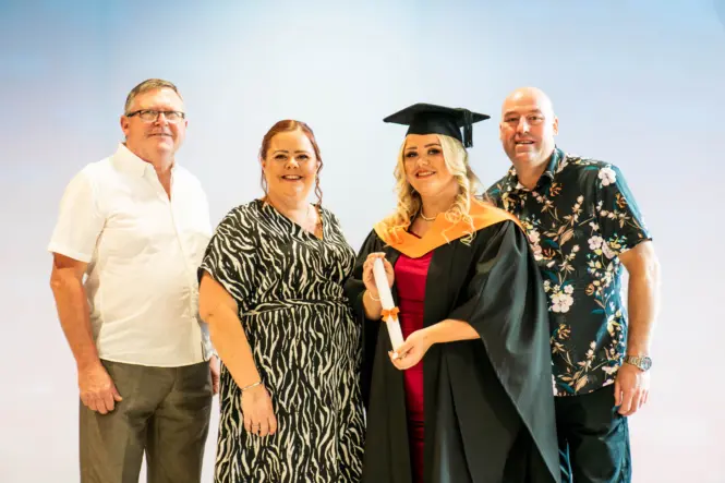 HE GRAD25 PORTRAIT WEB 166