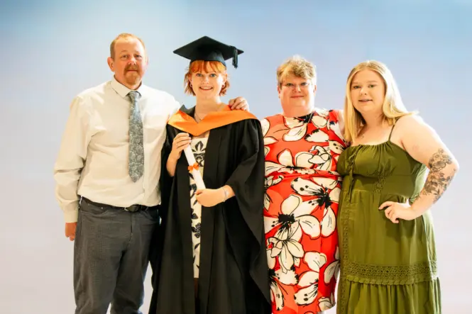 HE GRAD25 PORTRAIT WEB 169