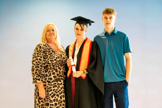 HE GRAD25 PORTRAIT WEB 174